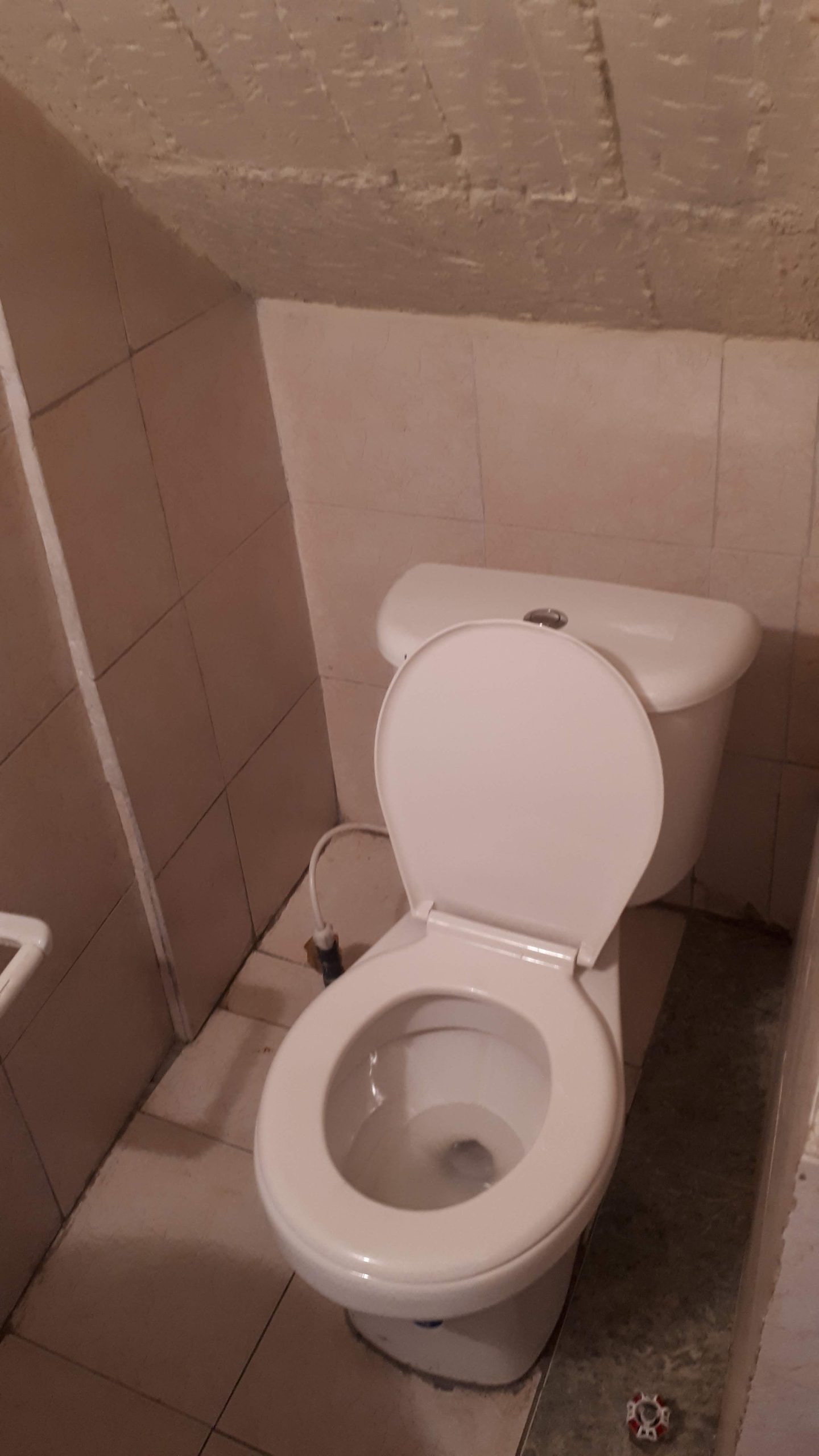 LOCAL AMPLIO CON DOS BAÑOS COCINA TAMBIEN SE ARRIENDA COMO DEPOSITO BODEGA