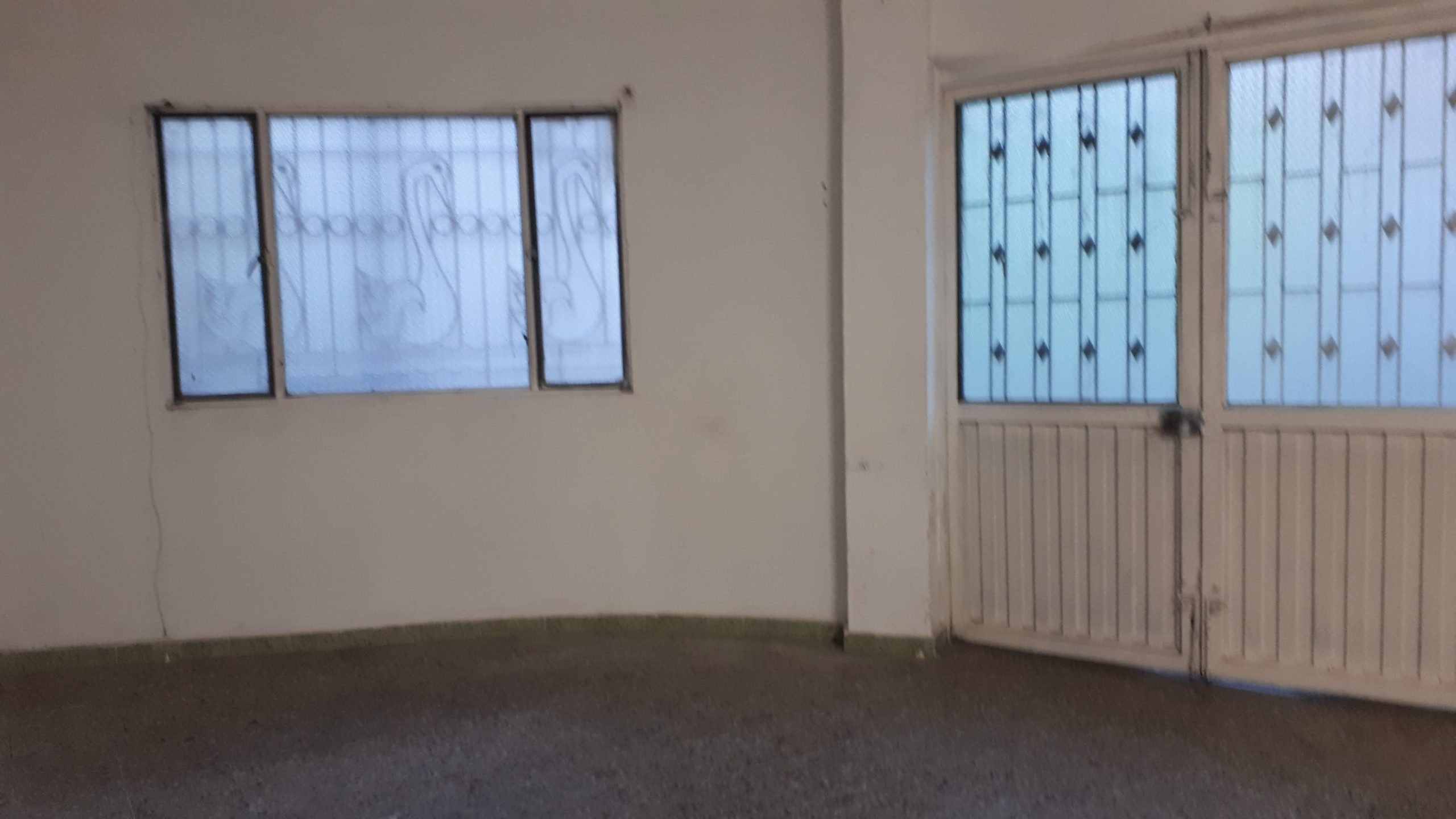 LOCAL AMPLIO CON DOS BAÑOS COCINA TAMBIEN SE ARRIENDA COMO DEPOSITO BODEGA