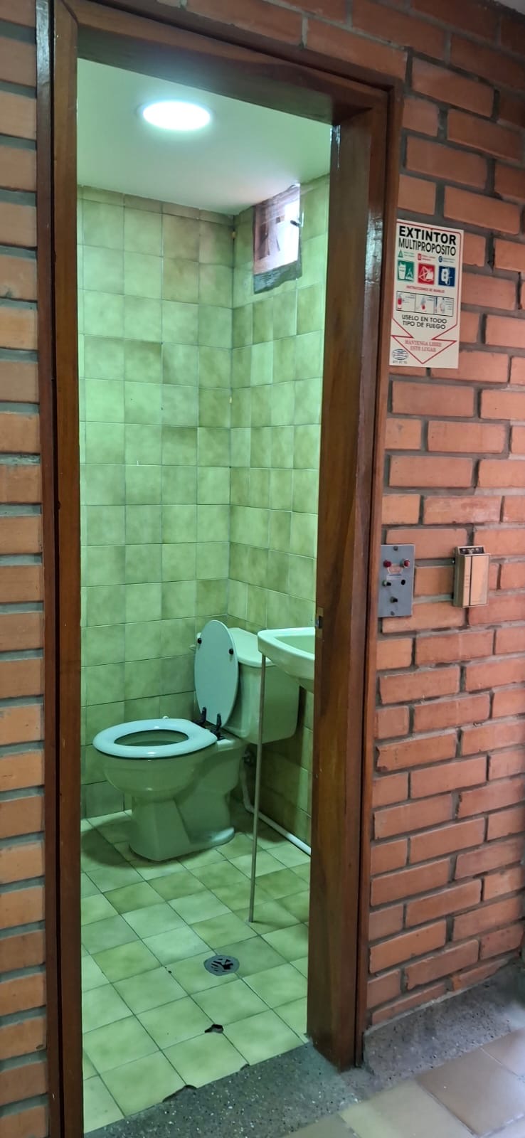 ALQUILER PROPIEDAD VERSATIL CON 6 ESPACIOS INDEPENDIENTES EN EDIFICIO EN LAURELES