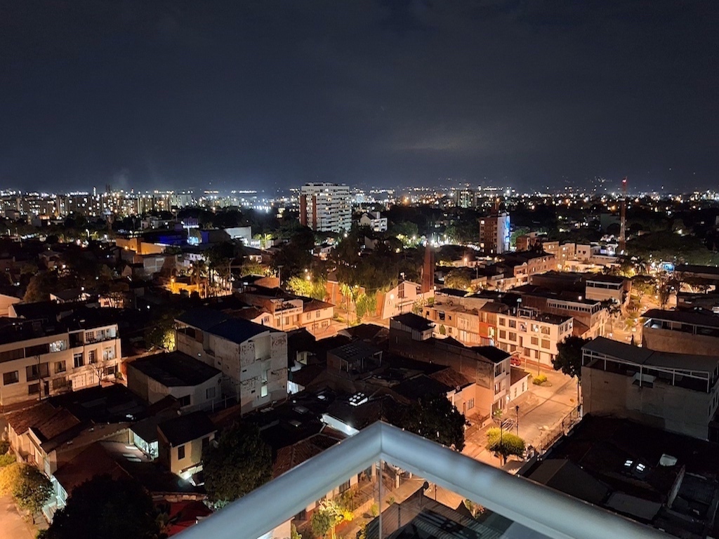 alquilo apartamento amoblado frente centro comercial chipichape cali