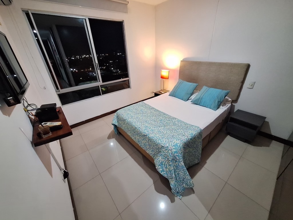 alquilo apartamento amoblado frente centro comercial chipichape cali