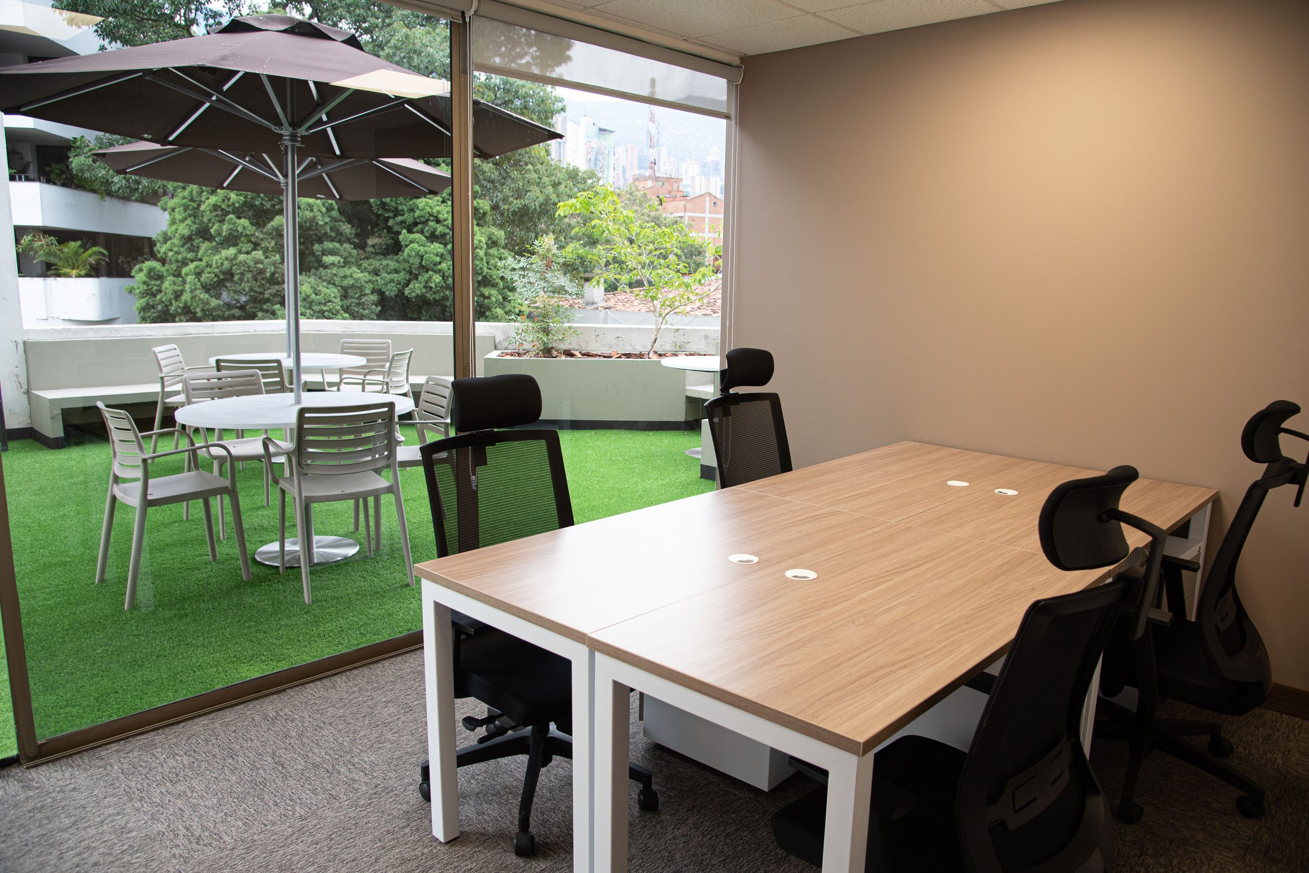 Oficina abierta en renta para 10 personas en Medellin, La Playa