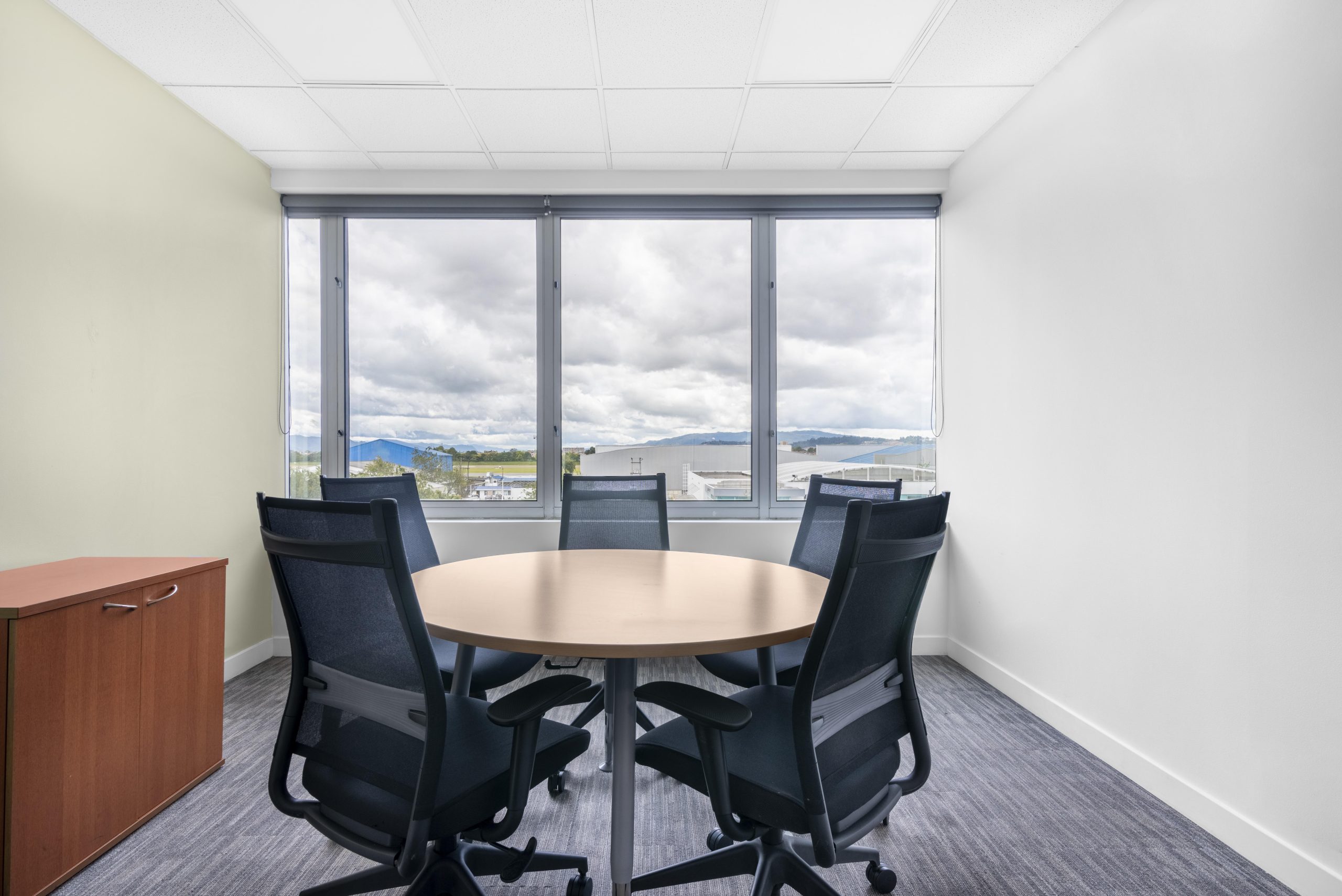 Oficina abierta en renta para 10 personas en Bogota, Torre Fernando Mazuera