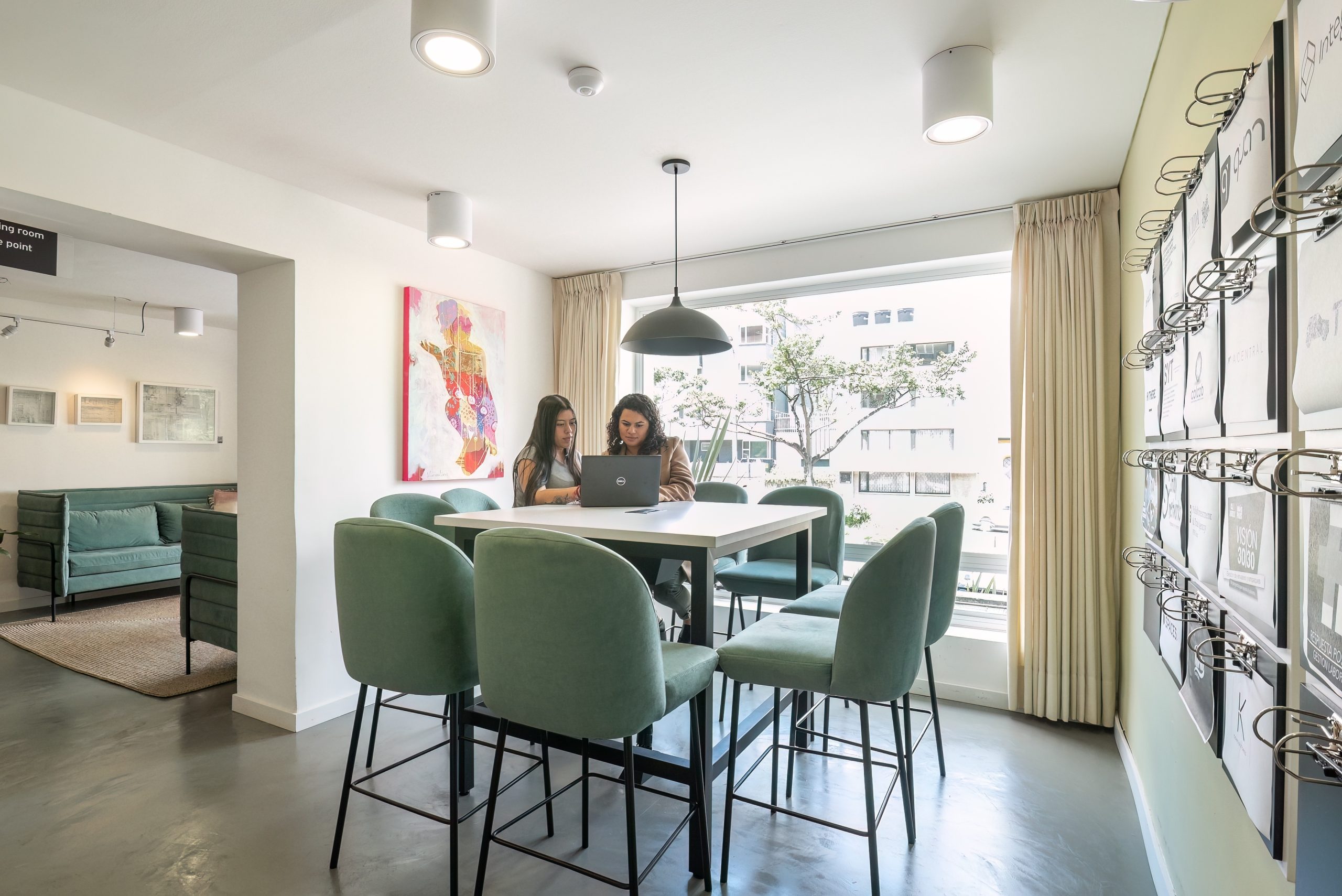 Alquiler de oficina abierta bellamente diseñada para 15 personas en Bogota, Colina Campestre