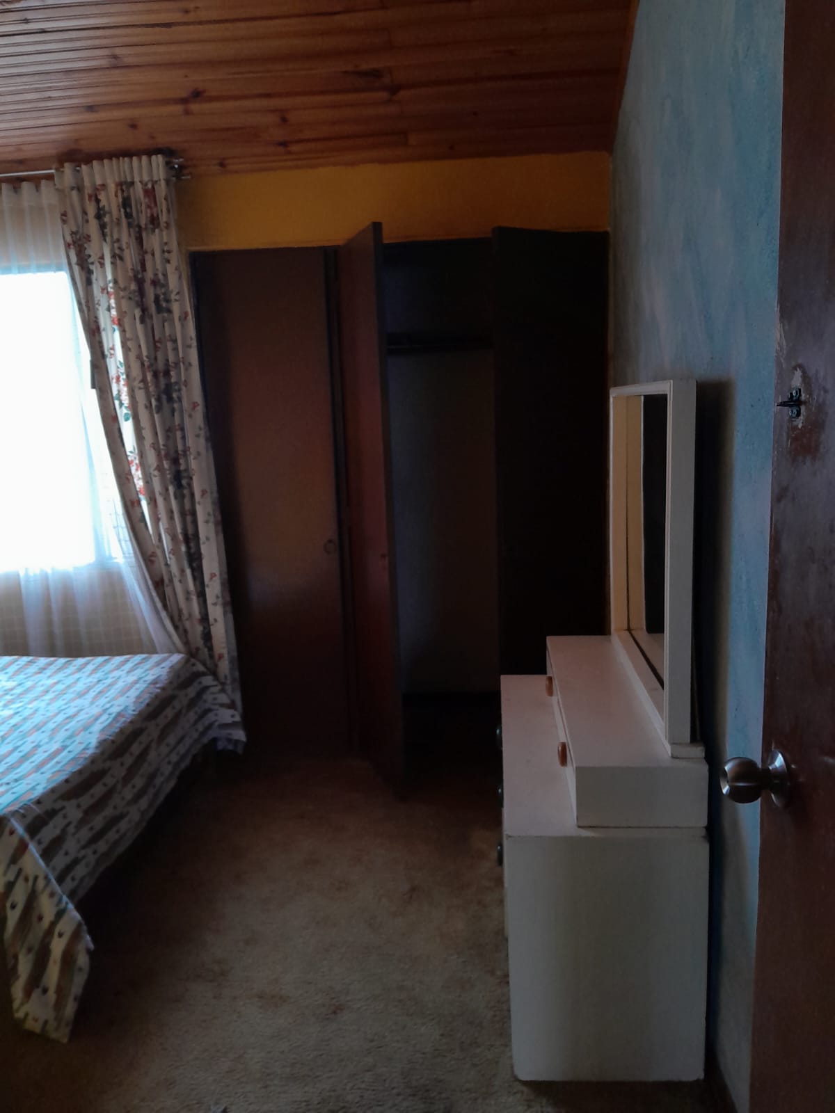 Habitación central con iluminación natural