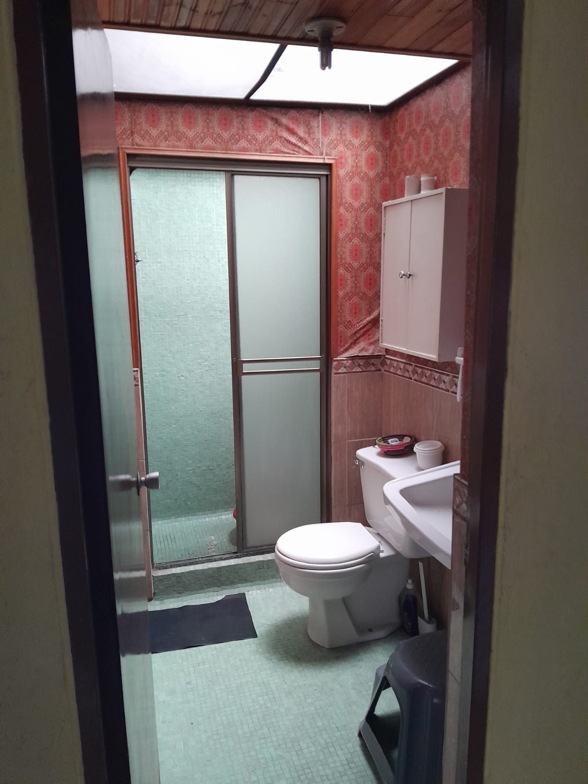 Habitación central con iluminación natural