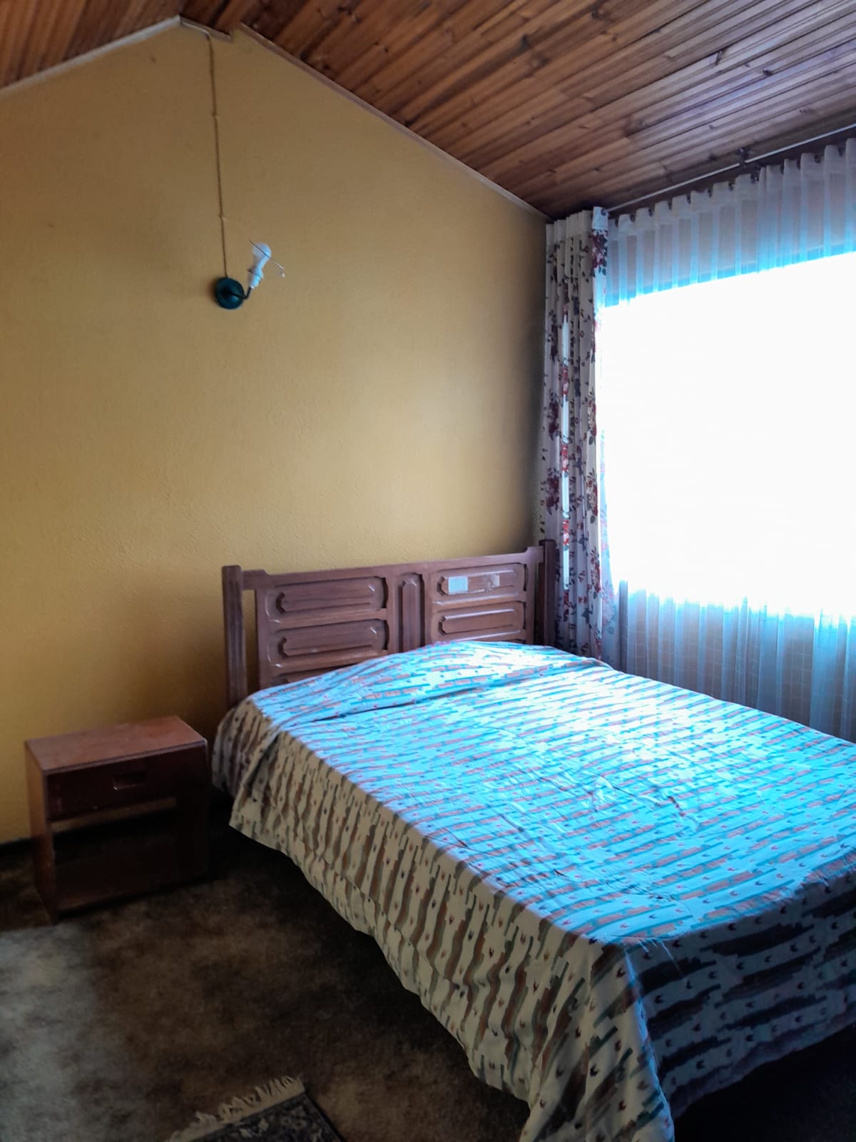 Habitación central con iluminación natural