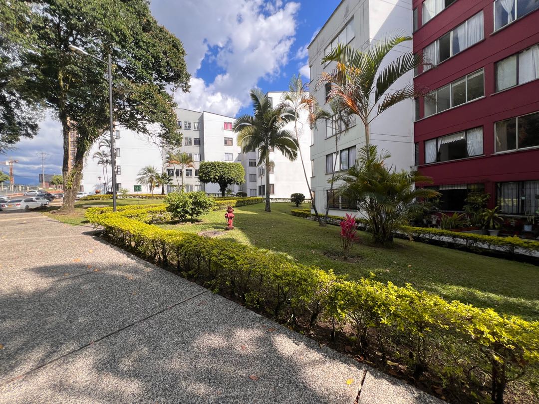 ARRIENDO APARTAMENTO CON PARQUEADERO CUBIERTO EN CONDINA