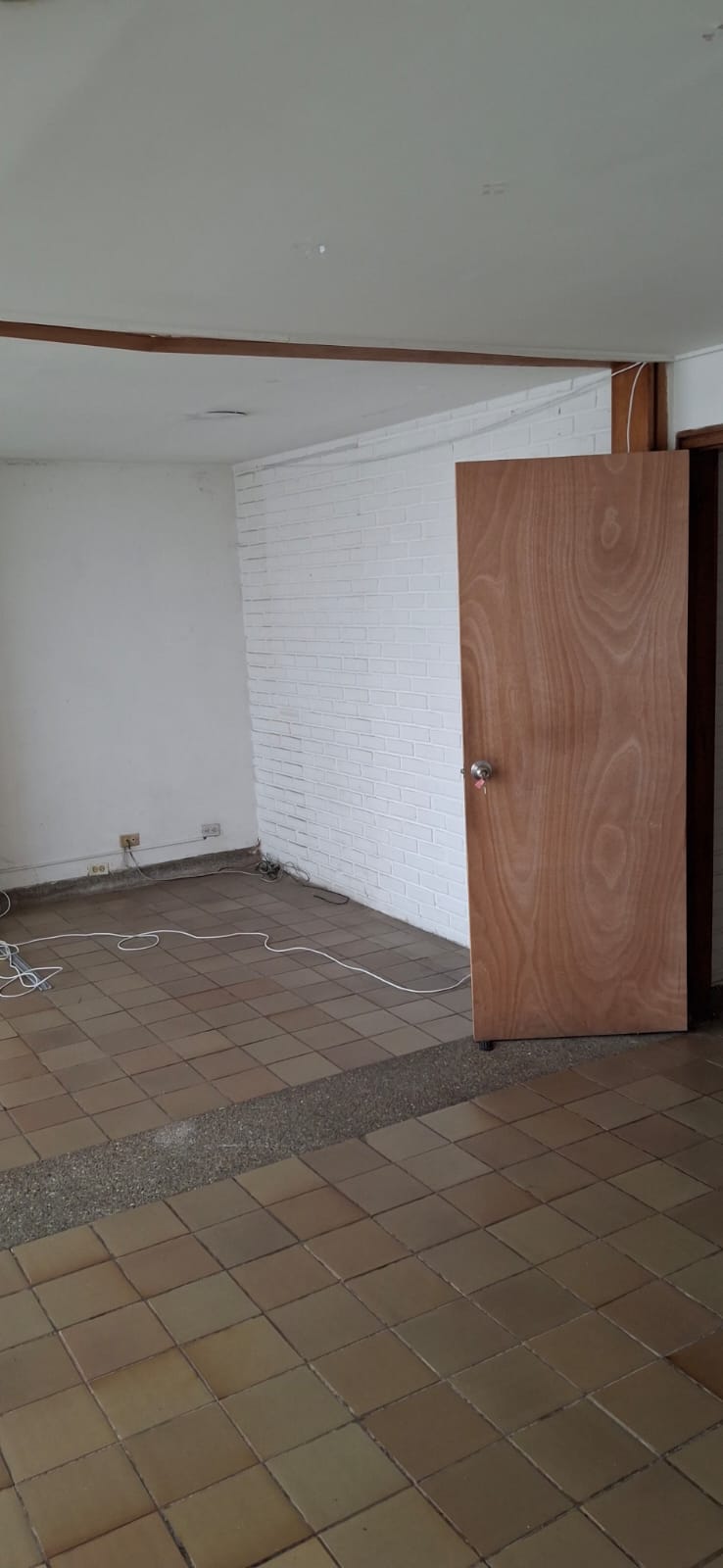 ALQUILER PROPIEDAD VERSATIL CON 6 ESPACIOS INDEPENDIENTES EN EDIFICIO EN LAURELES