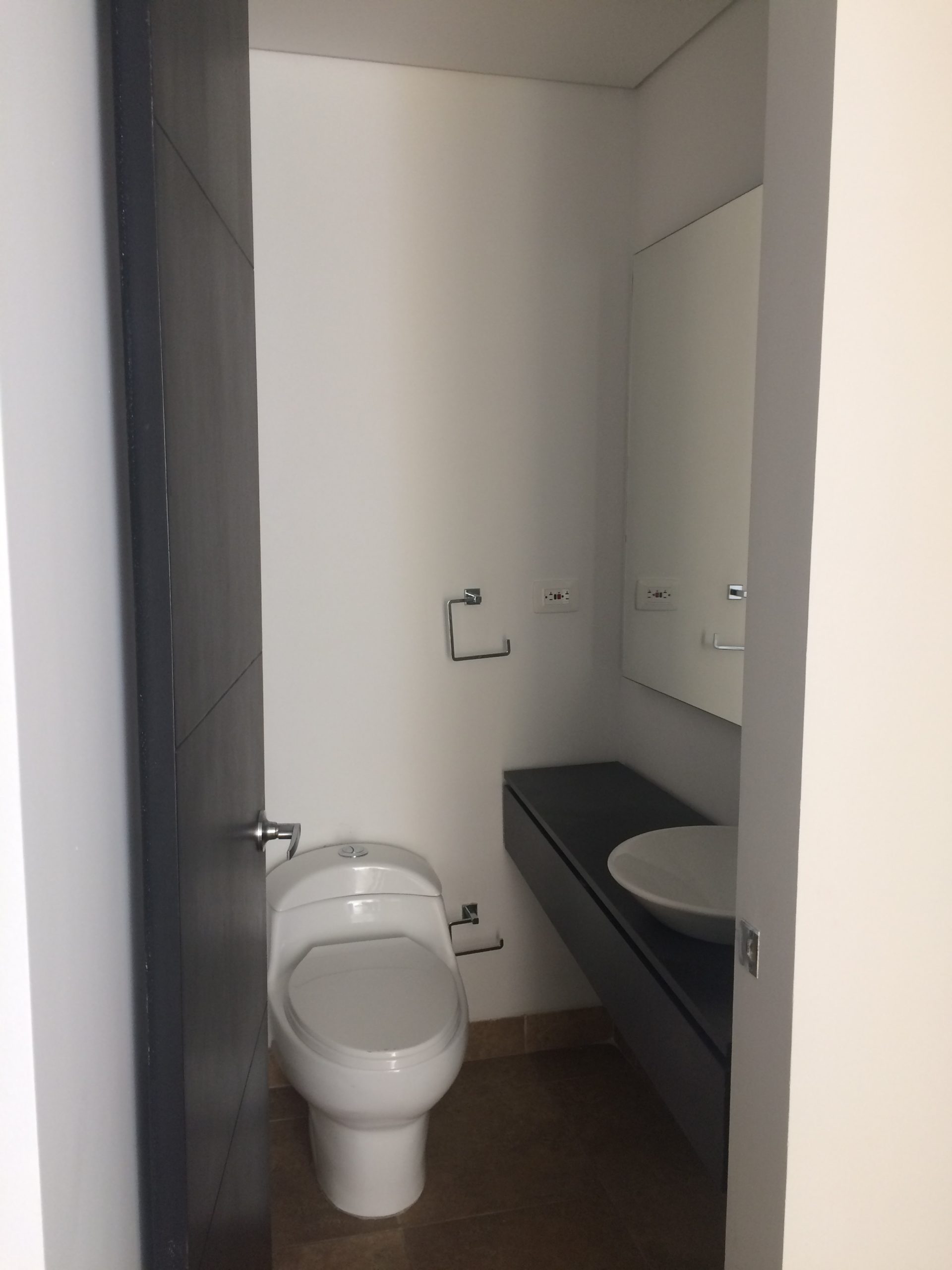 Amplio apartaestudio exterior con balcón y chimenea