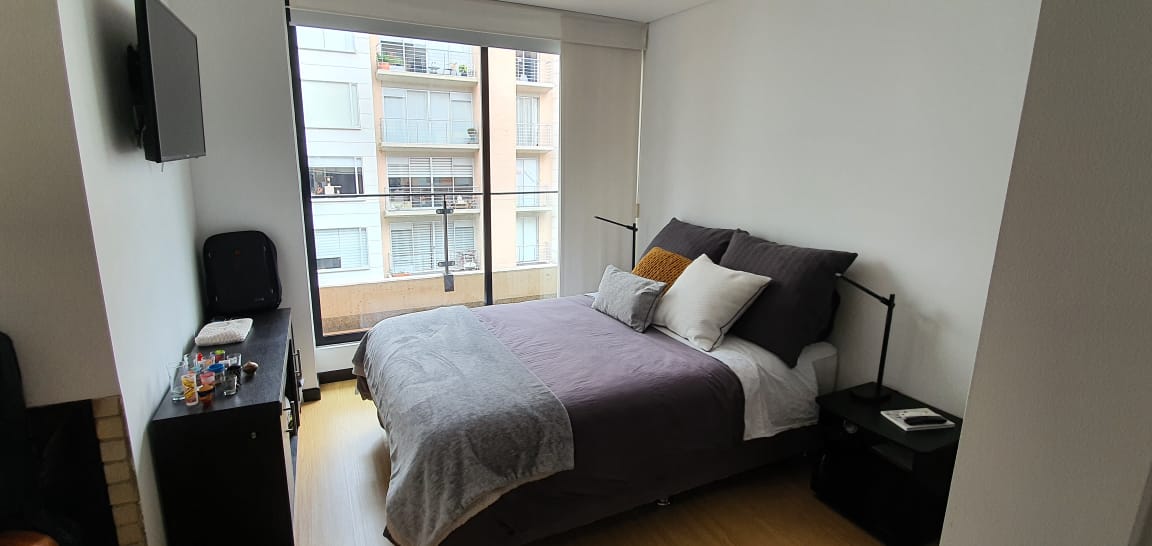 Amplio apartaestudio exterior con balcón y chimenea