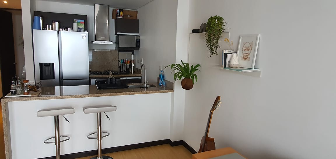 Amplio apartaestudio exterior con balcón y chimenea