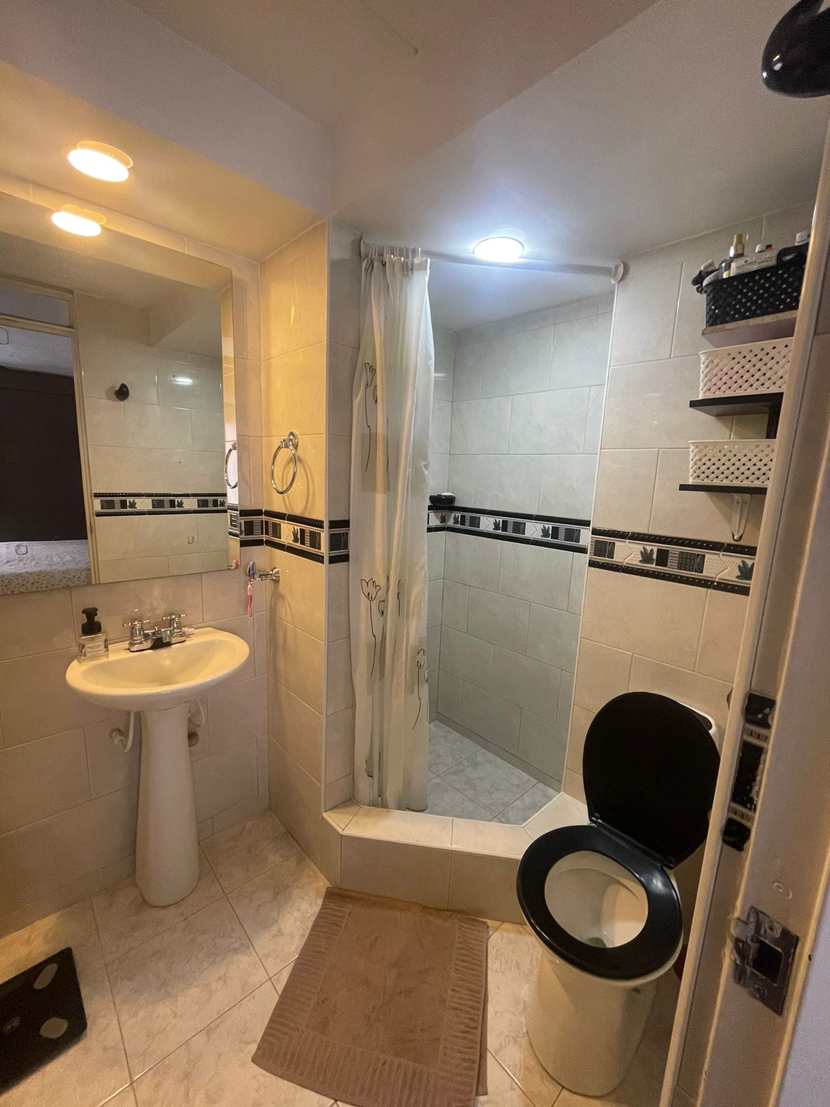 EXCELENTE UBICACION – ILUMINACION INMEJORABLE-AMPLIOS ESPACIOS-BOGOTA NORTE