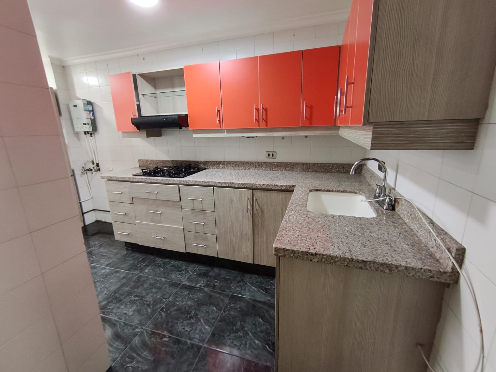 CASA COMERCIAL AMPLIA EN ARRIENDO EN EL VELODROMO, MEDELLÍN