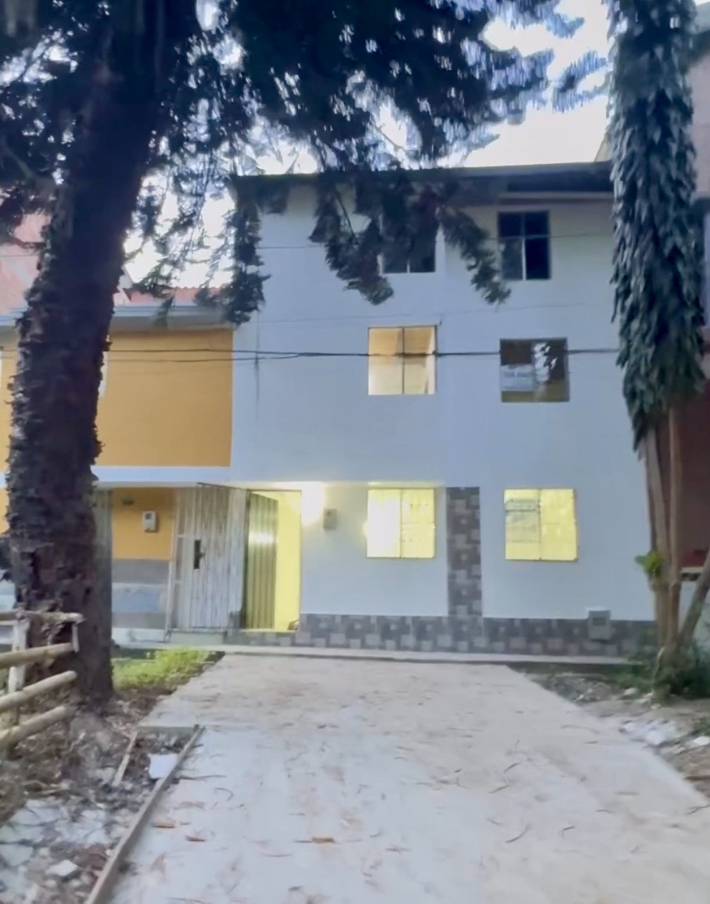 Casa campestre de tres niveles, frente de Universidad San Buenaventura, bello salento