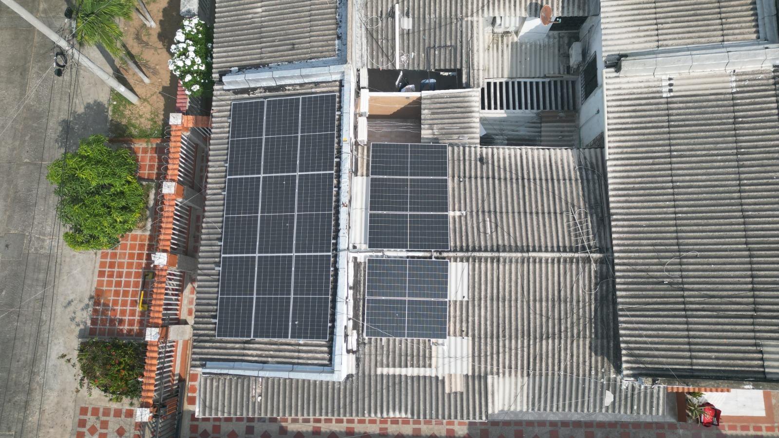 !!CASA – SE ARRIENDA!, LO MEJOR ES QUE AHORRAS ENERGIA CON 14 PANELES SOLAR – 950KWH MENSUALES!!
