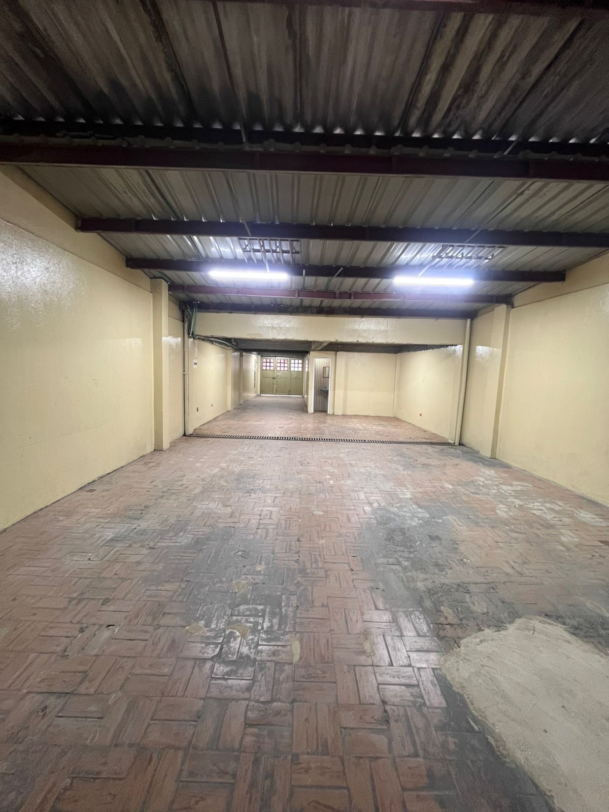 Bodega barrio bravo paez primer piso 115 m2 aprox.
