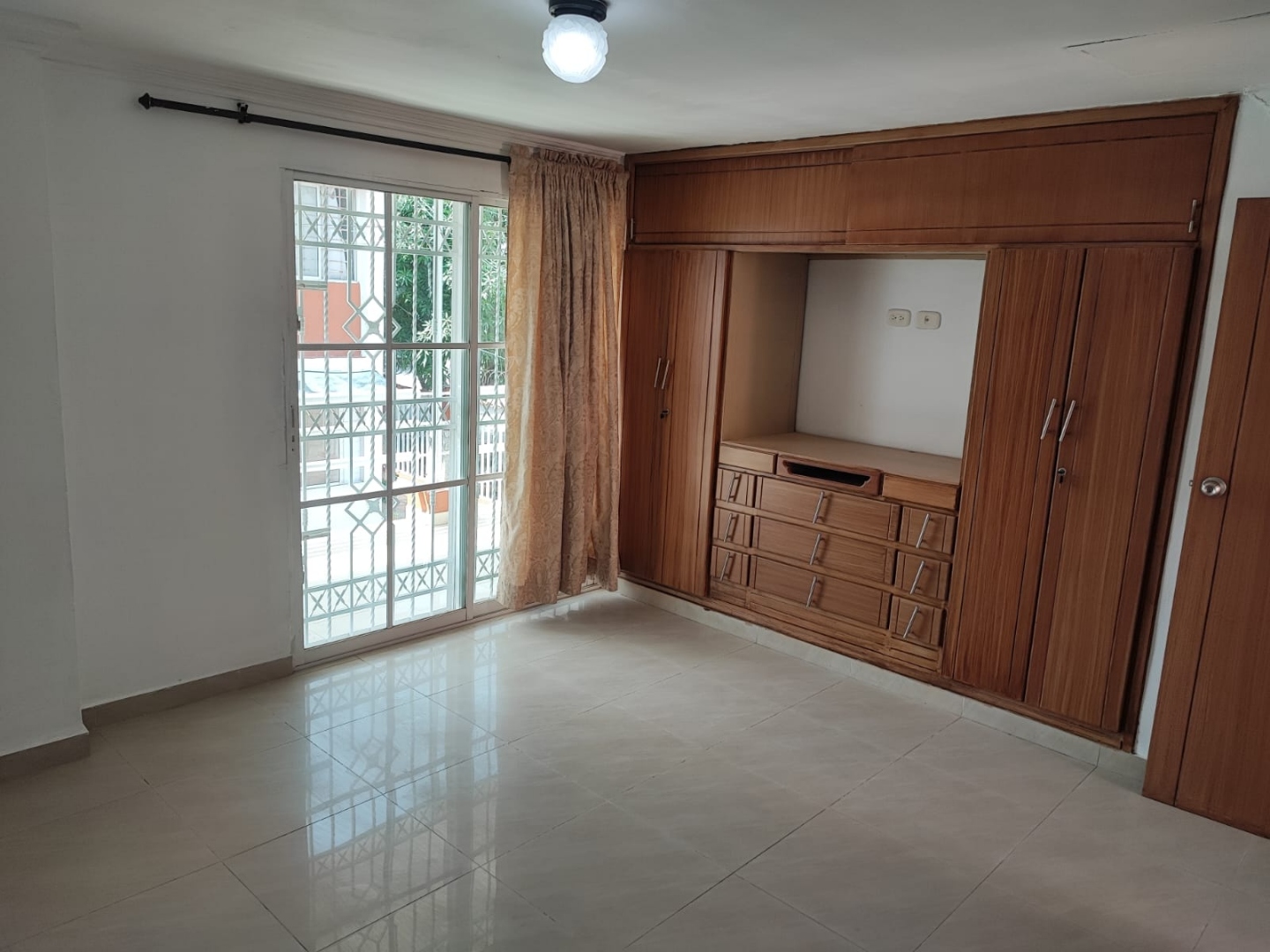 !!CASA – SE ARRIENDA!, LO MEJOR ES QUE AHORRAS ENERGIA CON 14 PANELES SOLAR – 950KWH MENSUALES!!