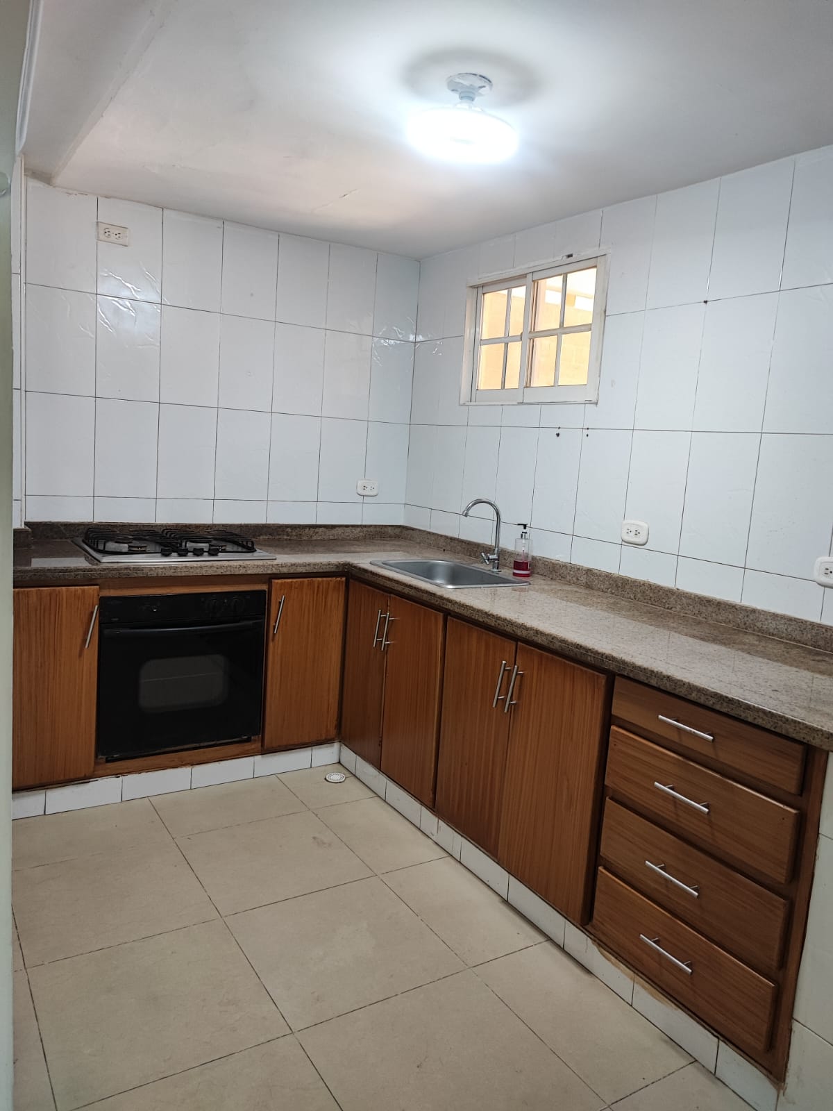 !!CASA – SE ARRIENDA!, LO MEJOR ES QUE AHORRAS ENERGIA CON 14 PANELES SOLAR – 950KWH MENSUALES!!