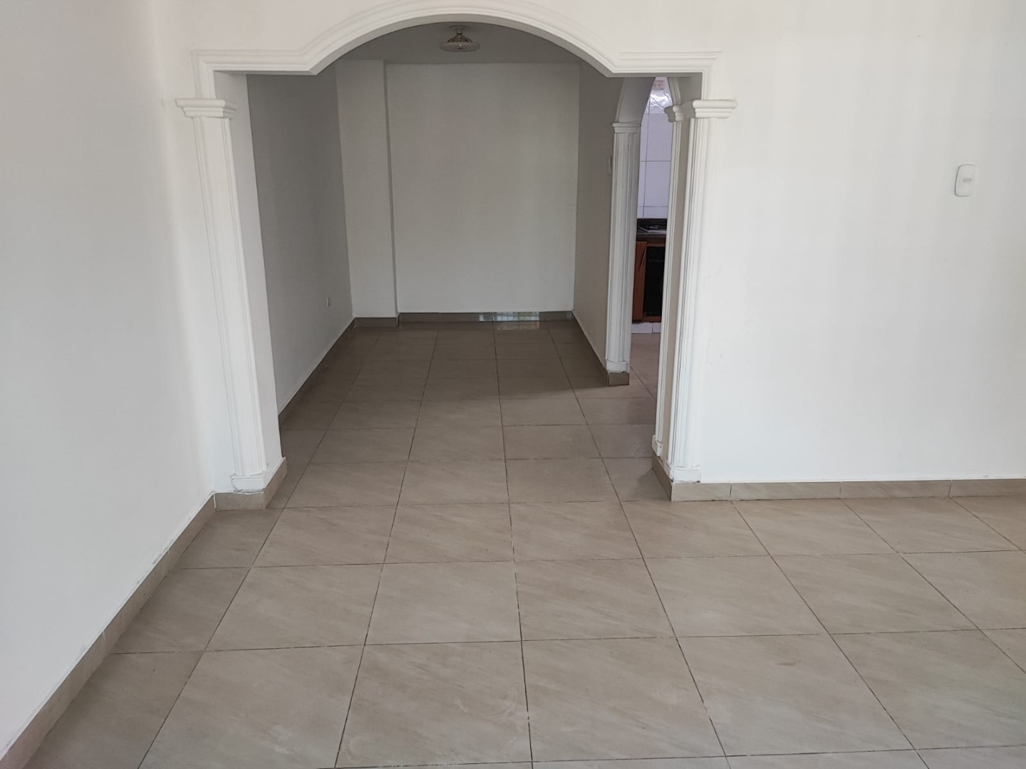 !!CASA – SE ARRIENDA!, LO MEJOR ES QUE AHORRAS ENERGIA CON 14 PANELES SOLAR – 950KWH MENSUALES!!
