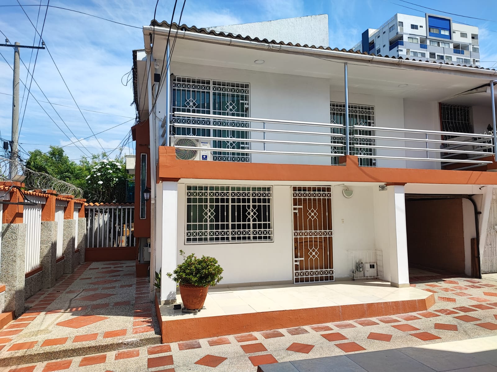 !!CASA – SE ARRIENDA!, LO MEJOR ES QUE AHORRAS ENERGIA CON 14 PANELES SOLAR – 950KWH MENSUALES!!