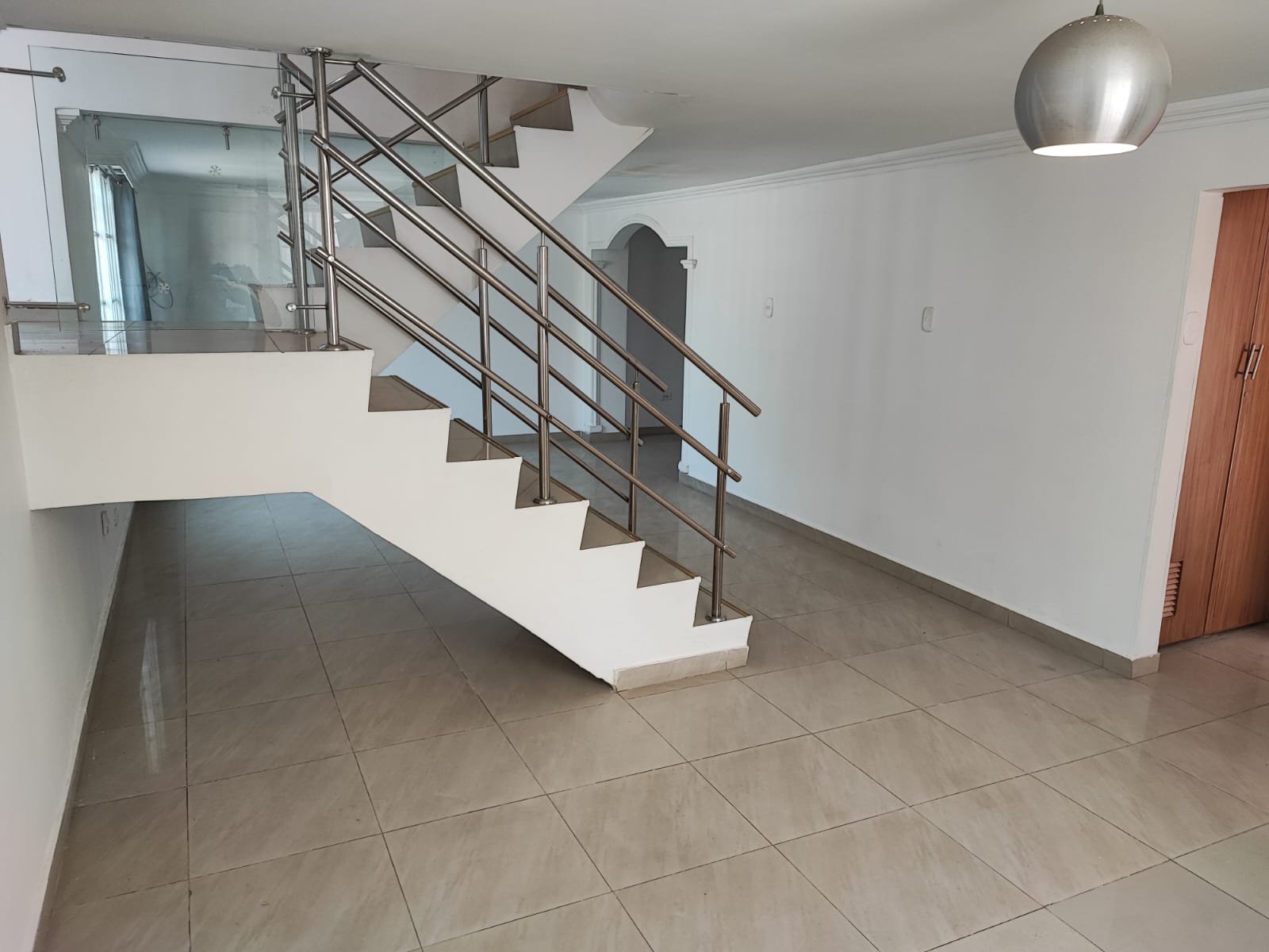 !!CASA – SE ARRIENDA!, LO MEJOR ES QUE AHORRAS ENERGIA CON 14 PANELES SOLAR – 950KWH MENSUALES!!