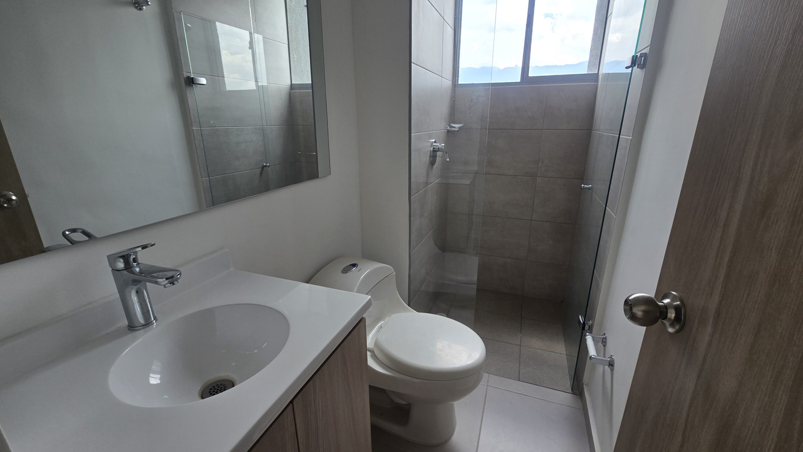 Arriendo amplio apartamento con hermosa vista