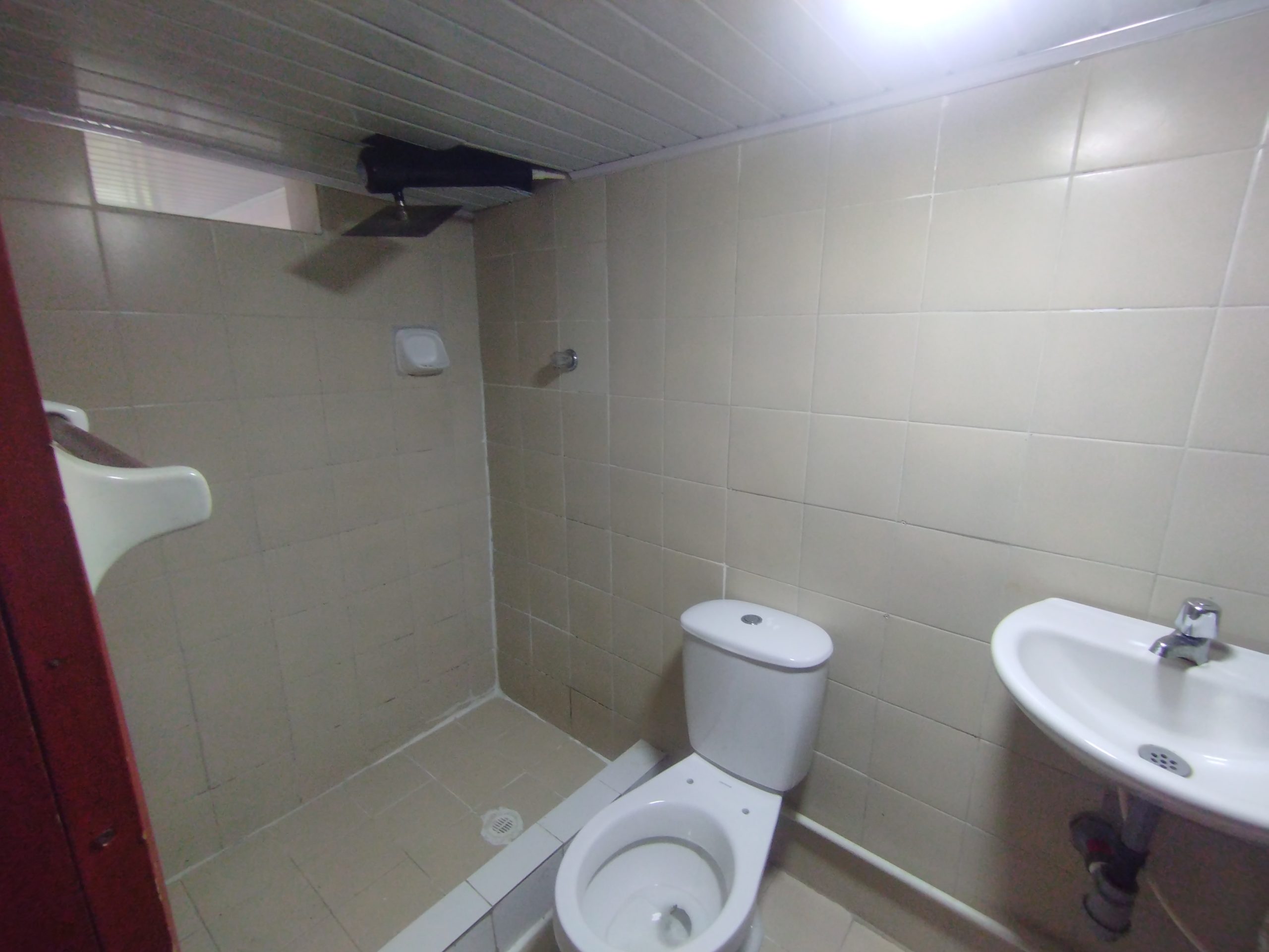 ARRENDO APARTAMENTO CHIPRE | ACCESO VEHICULAR