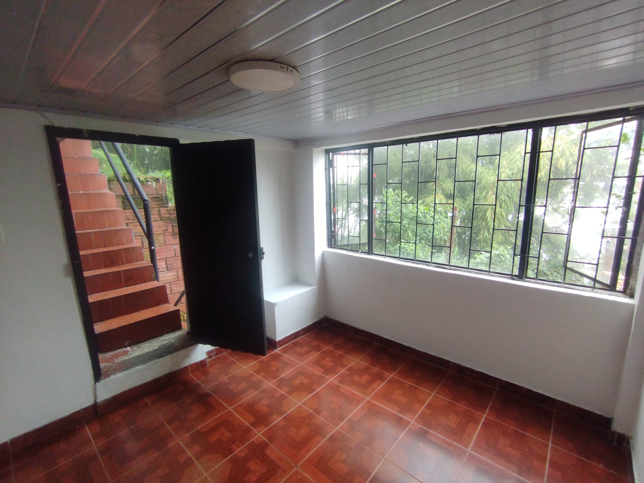 ARRENDO APARTAMENTO CHIPRE | ACCESO VEHICULAR