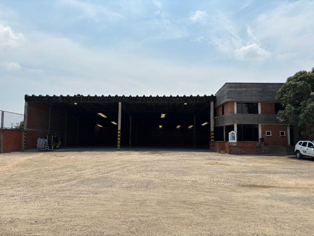BODEGA EN EL SECTOR INDUSTRIAL DE TERNERA