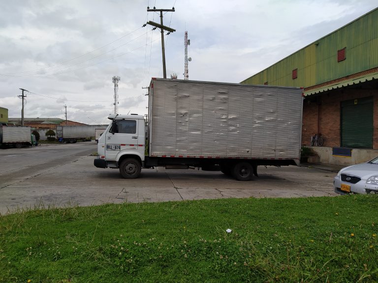 ARRIENDO BODEGA FUNZA 1376 M2 PUERTAS A NIVEL PARQUE INDUSTRIAL.
