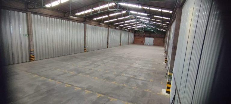 ARRIENDO BODEGA FUNZA 1376 M2 PUERTAS A NIVEL PARQUE INDUSTRIAL.