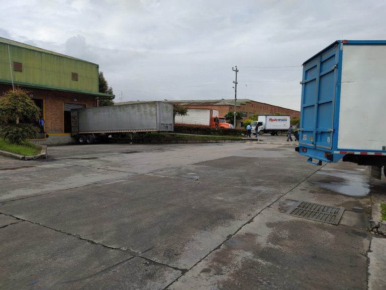 ARRIENDO BODEGA FUNZA 1376 M2 PUERTAS A NIVEL PARQUE INDUSTRIAL.