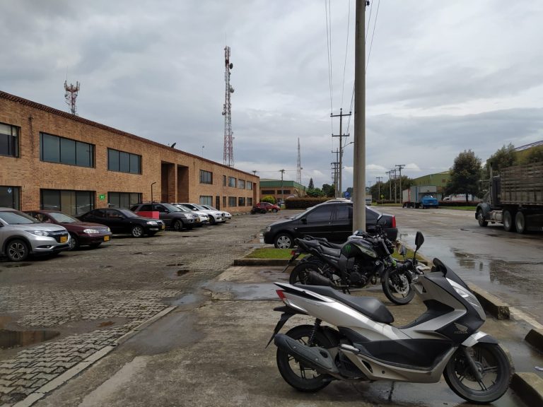 ARRIENDO BODEGA FUNZA 1376 M2 PUERTAS A NIVEL PARQUE INDUSTRIAL.