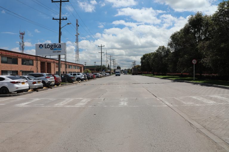 ARRIENDO BODEGA FUNZA 1376 M2 PUERTAS A NIVEL PARQUE INDUSTRIAL.
