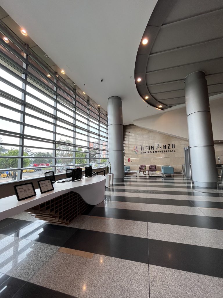 ARRIENDO LOCAL TERRAZA CON AREA 675 M2 CENTRO COMERCIAL BOGOTÁ D.C