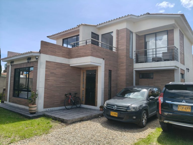 CAJICA, INDEPENDIENTE, LOTE 350 M2 - PORTÓN ELÉCTRICO