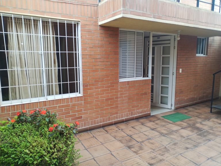 ARRIENDO POR MESES APTO 50 M2 AMOBLADO PISO 1 – 3 HABITACIONES – CHIA