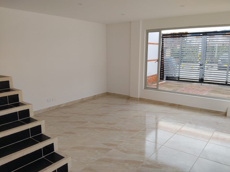 ARRIENDO CASA 160 M2 3 PISOS – EL CEDRO – CHIA