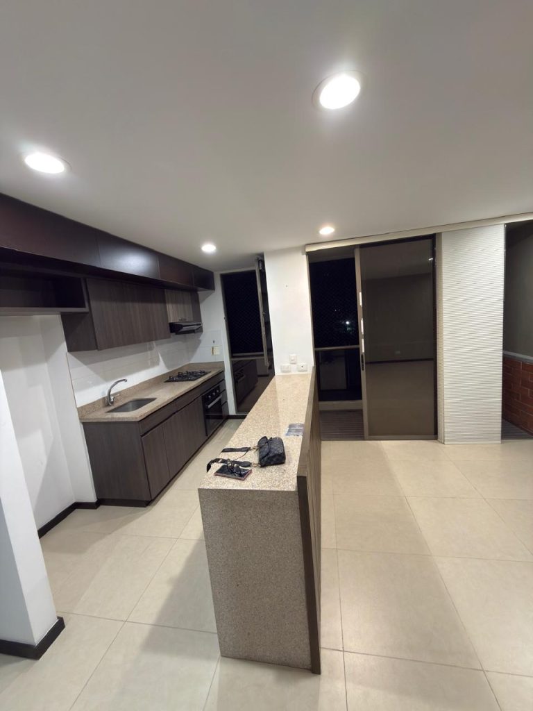 VIVE EN HERMOSO APARTAMENTO EN POBLADO, PALMAS