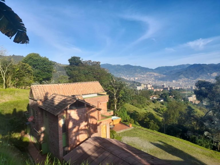 Casa Independiente para Alquiler en la Loma del Escobero, Envigado