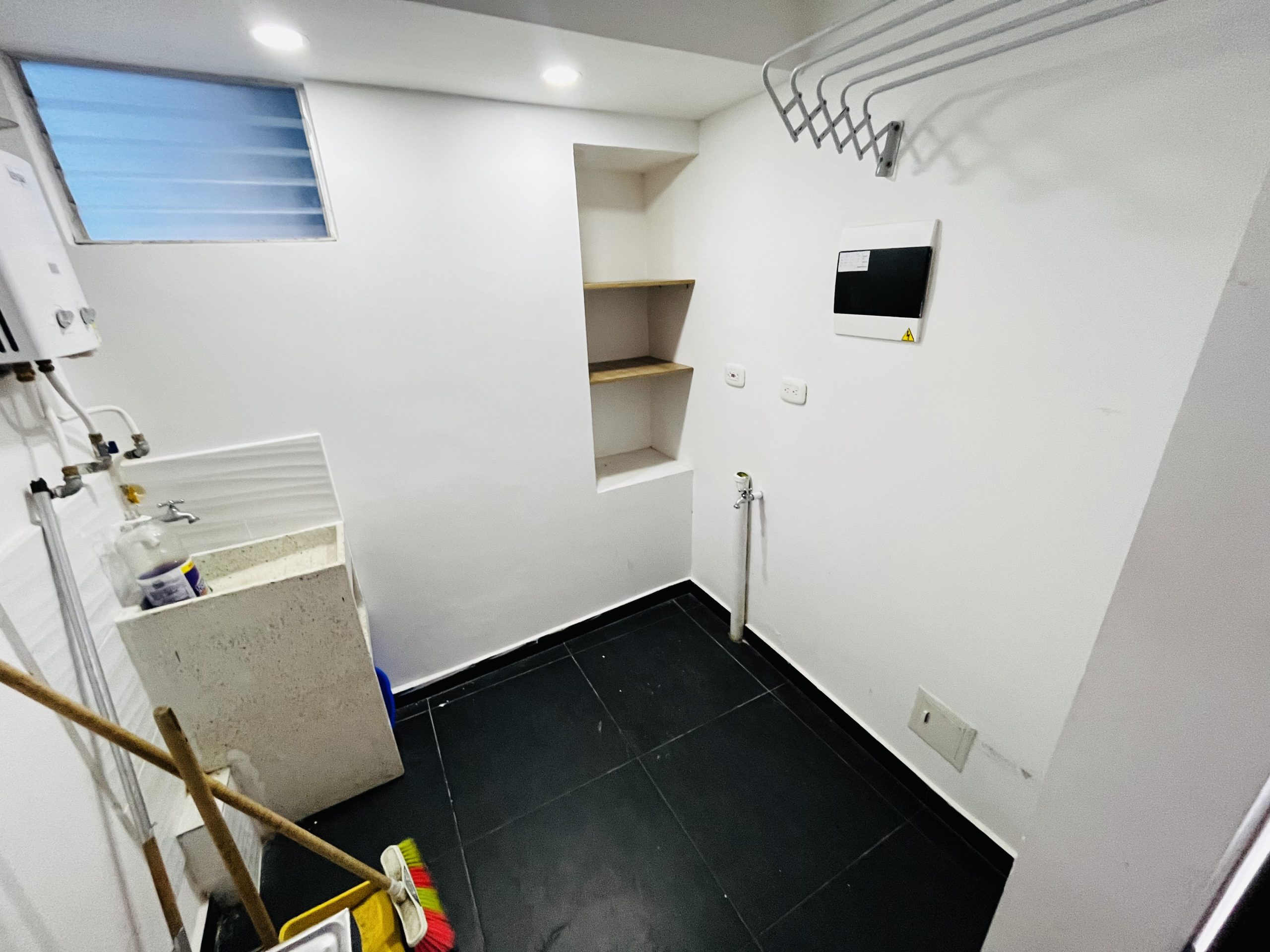 SE ARRIENDA APARTAMENTO DE 3 HABITACIONES – AV CENTENARIO NORTE