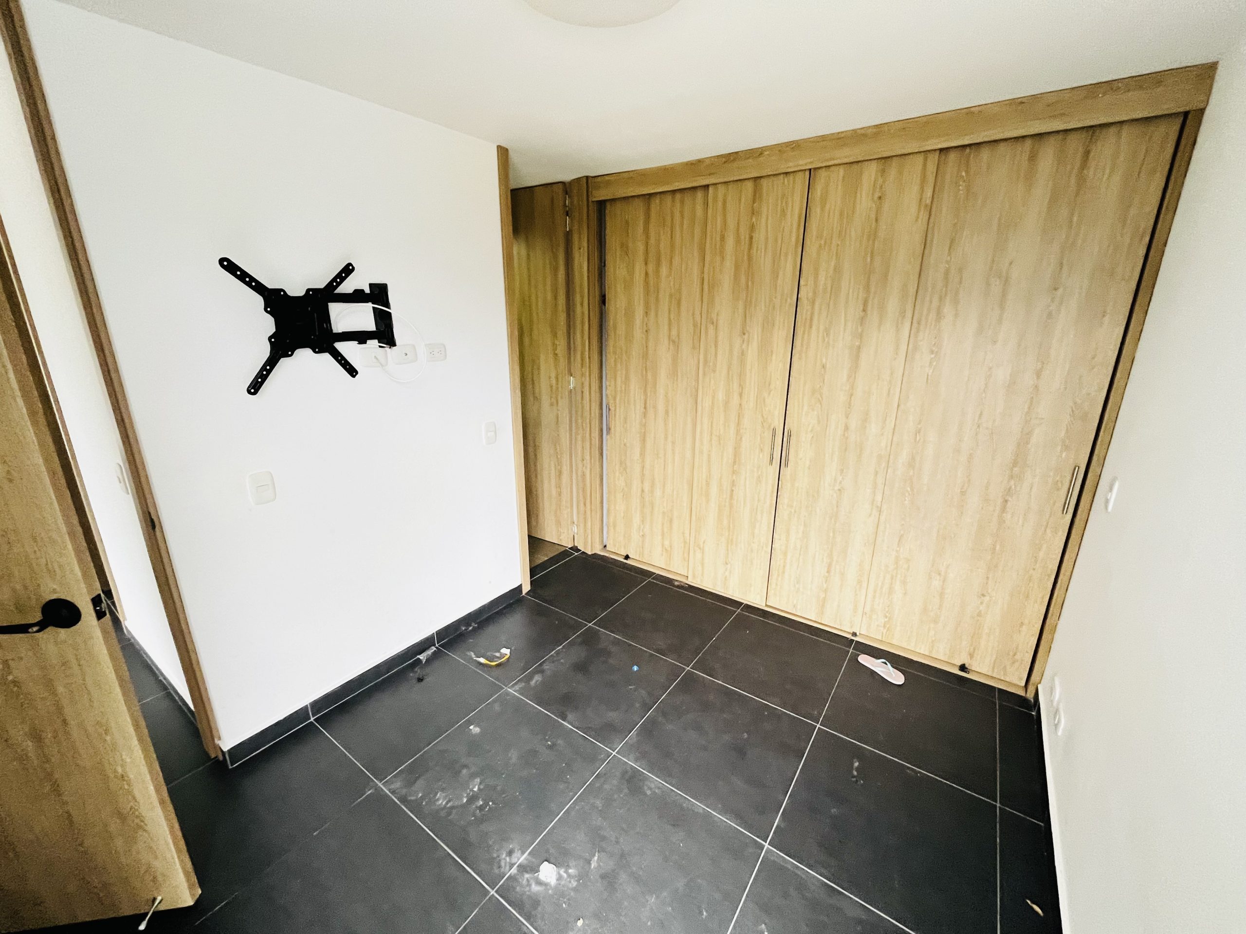 SE ARRIENDA APARTAMENTO DE 3 HABITACIONES – AV CENTENARIO NORTE