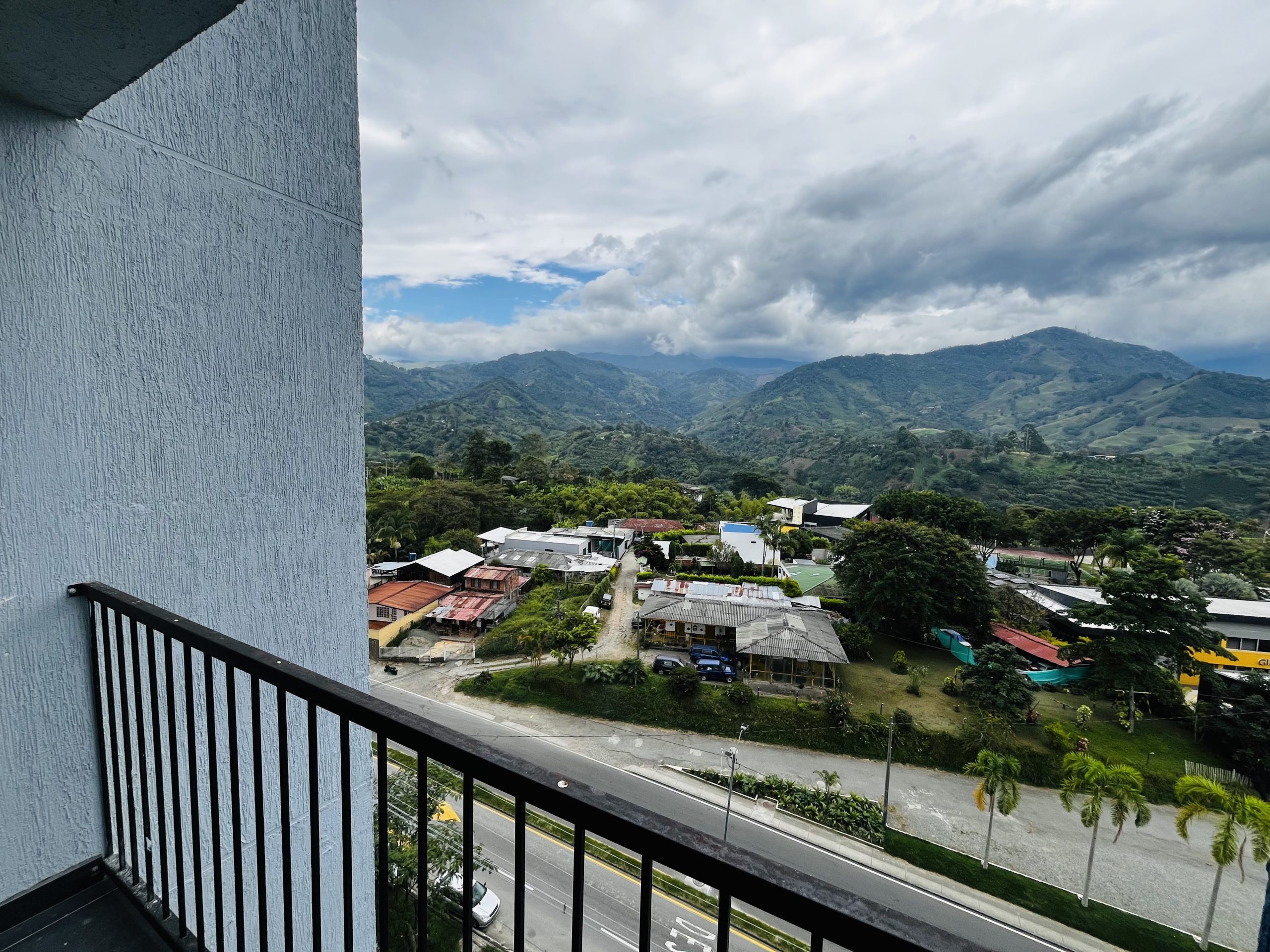 SE ARRIENDA APARTAMENTO DE 3 HABITACIONES – AV CENTENARIO NORTE