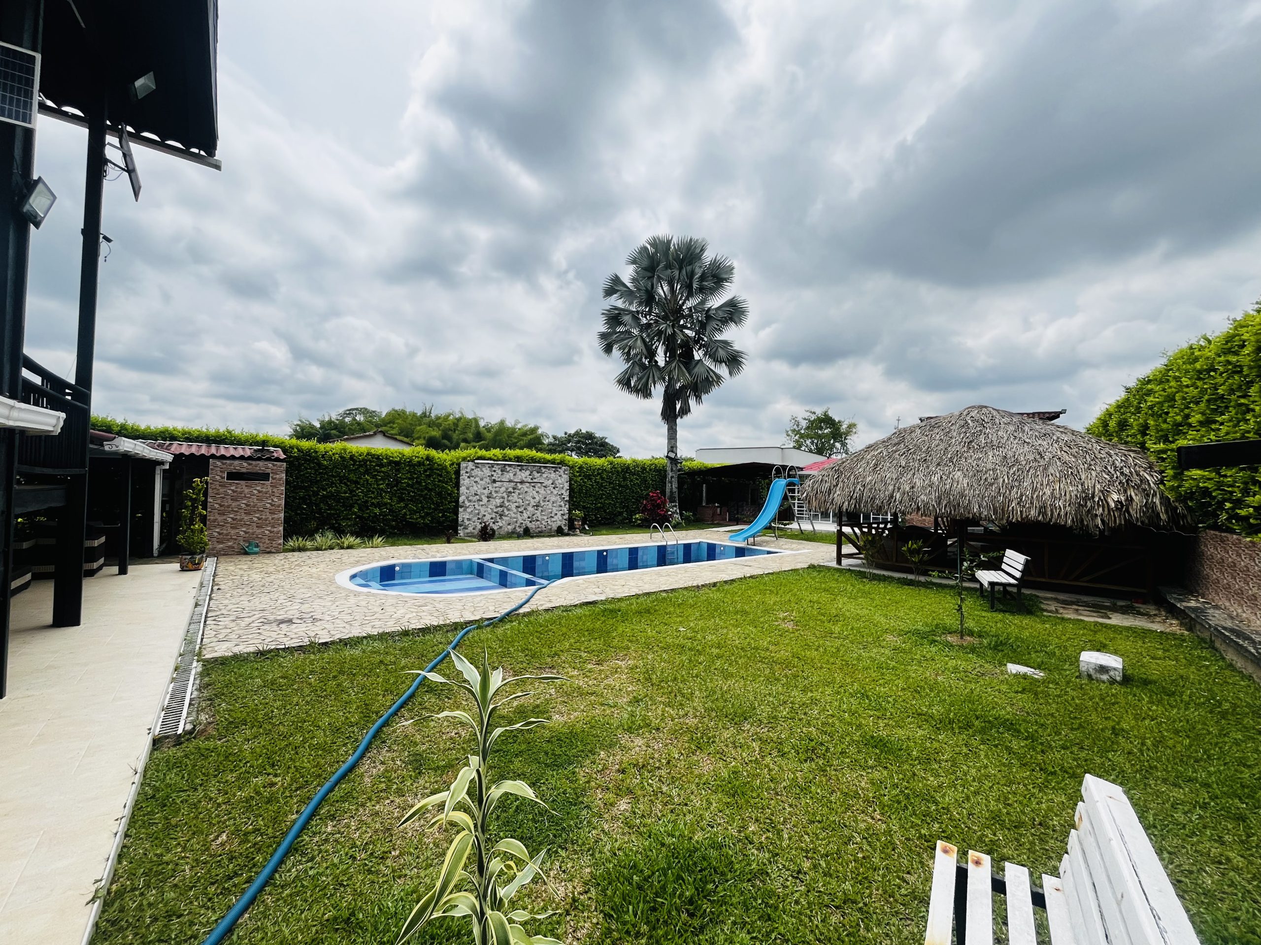 SE ARRIENDA CASA CAMPESTRE AMOBLADA – SECTOR TEBAIDA