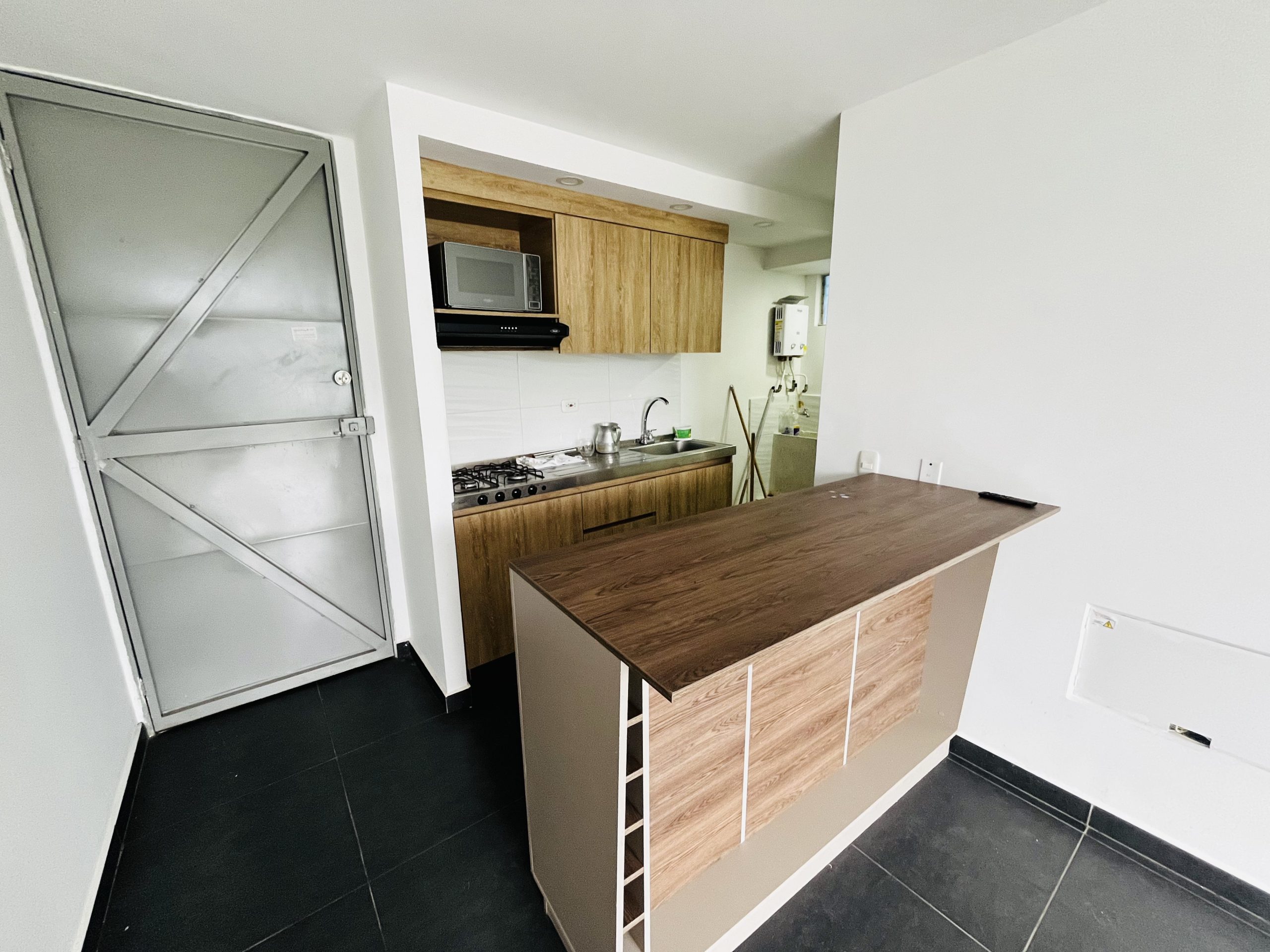 SE ARRIENDA APARTAMENTO DE 3 HABITACIONES – AV CENTENARIO NORTE