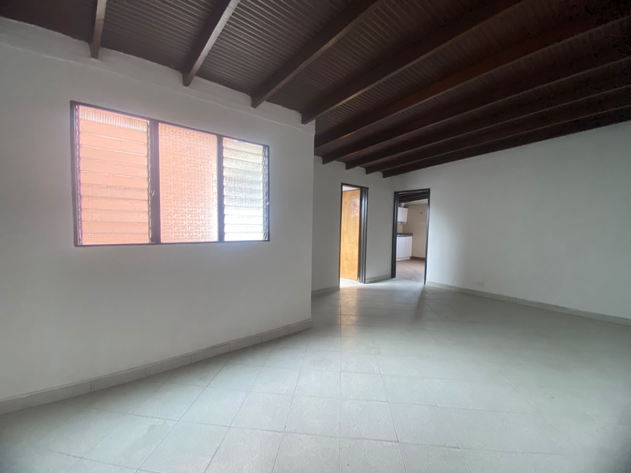 Amplio Apartamento para Arriendo En Laureles, San Joaquín