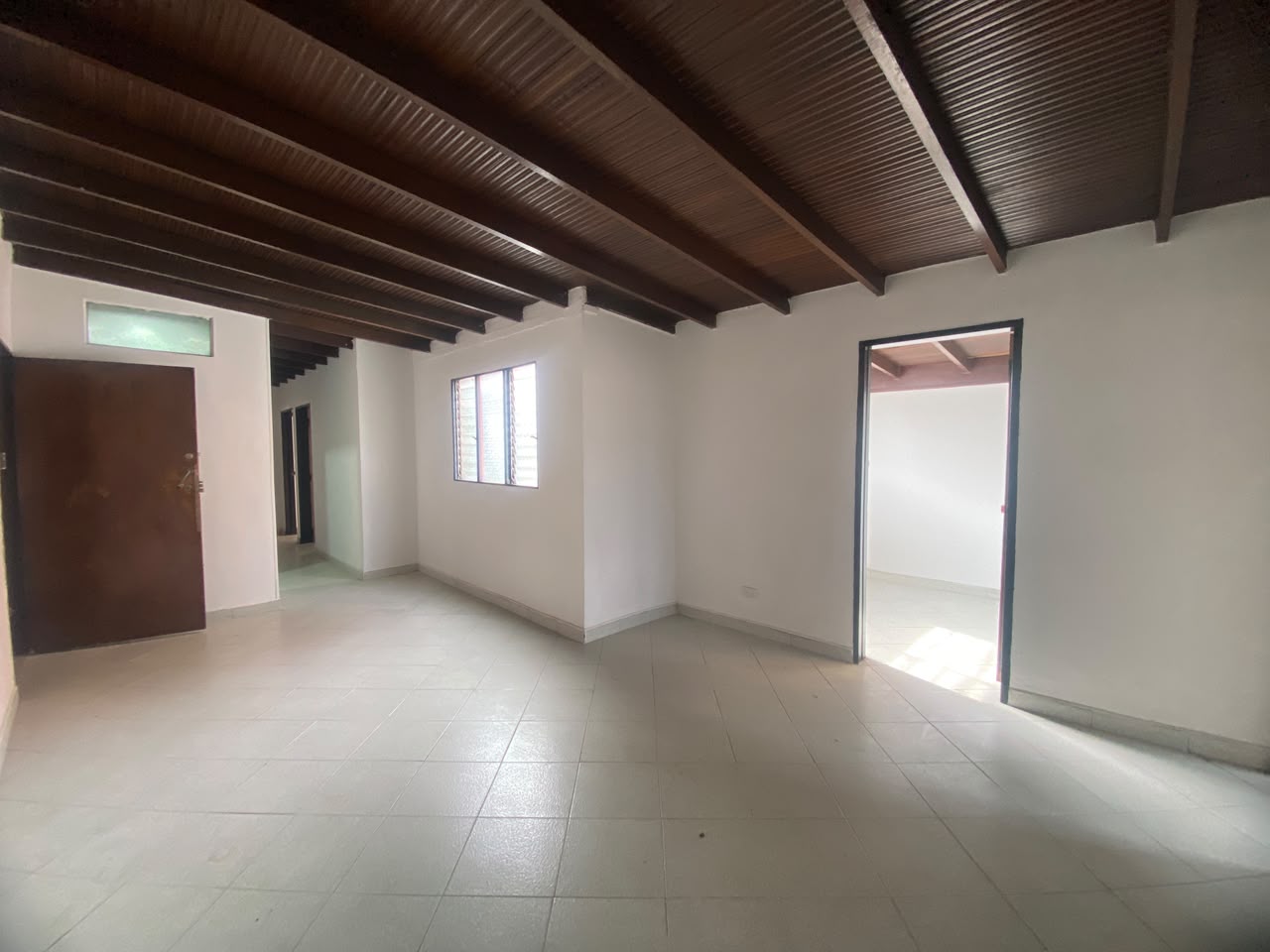 Amplio Apartamento para Arriendo En Laureles, San Joaquín