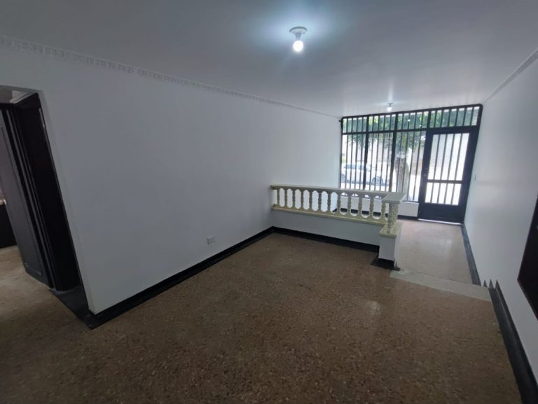 ARRIENDO AMPLIA CASA EN LA AVENIDA 30 DE AGOSTO