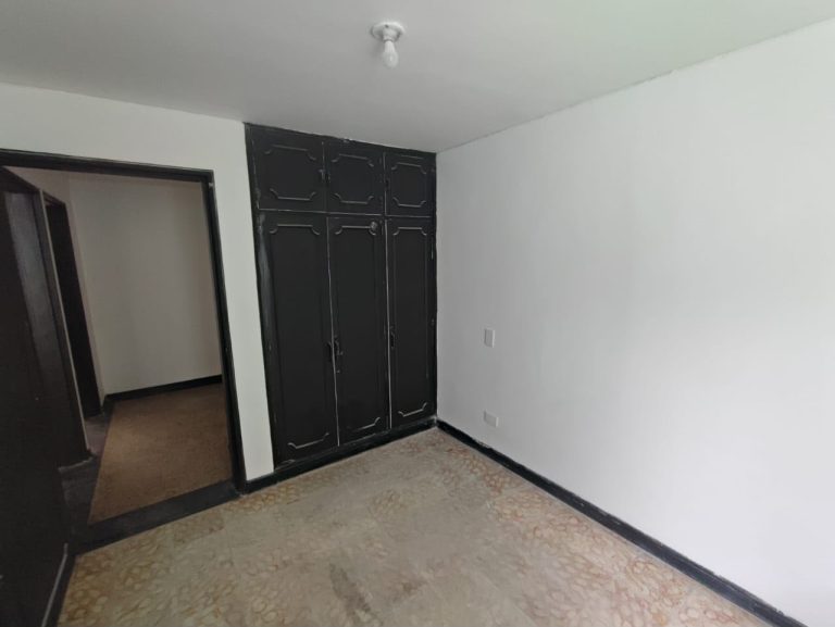 ARRIENDO AMPLIA CASA EN LA AVENIDA 30 DE AGOSTO